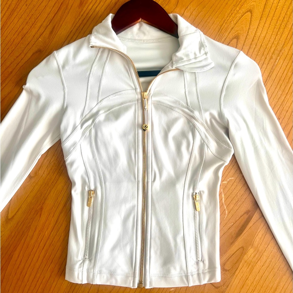 Lululemon Define Cropped Jacket
Color: Bone/Gold